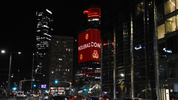 Moliera2.com ? ponad 500 m2 niestandardowej reklamy Digital w sercu Warszawy BIZNES, Media i PR - W ubiegły piątek na fasadzie budynku Spektrum Tower przy Rondzie ONZ, sklep internetowy Moliera2.com wyświetlił niestandardowe życzenia Walentynkowe o powierzchni ponad 500 m2.