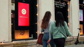 Reklama DOOH i jej wpływ na pokolenie Millenialsów BIZNES, Media i PR - Zaletą kreowania reklam skierowanych do pokolenia Z i Millenialsów jest fakt, iż większość osób zaliczanych do tej grupy populacji dorastało wraz z rozwojem cyfrowych mediów. Z tego powodu grupa ta wymaga nieszablonowego podejścia do reklamy, które wzbudzi u nich ciekawość.