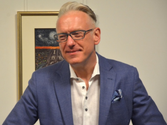 Premiera ?Nie ma? Mariusza Szczygła w warszawskim Teatrze Żydowskim BIZNES, Kultura - Głośna wielogłosowa rozprawa reporterska o kondycji człowieka i zagadnieniu utraty ?Nie ma? wielokrotnie nagradzanego Mariusza Szczygła, jest kanwą najnowszej produkcji Teatru Żydowskiego, której premiera zaplanowana jest na 14 sierpnia na specjalnej platformie internetowej.