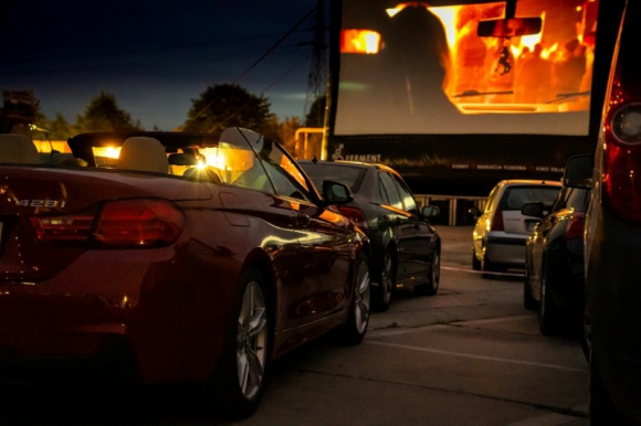 Oscarowy hit w Twoim samochodzie Film, LIFESTYLE - Magnolia Park zaprasza do kina samochodowego. Pierwszy seans na wielkim ekranie na parkingu galerii już w sobotę, 11 lipca. Do zdobycia bezpłatne wejściówki na pokaz filmu ?Green Book?.