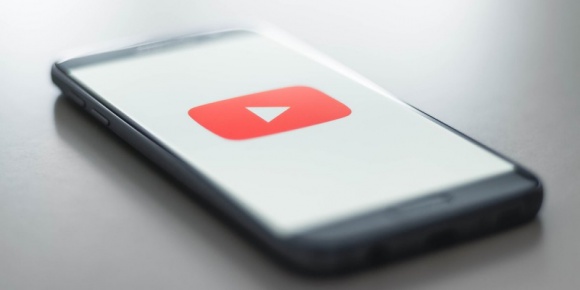 4 miliony - tyle subskrypcji na YouTube ?stuknęło? Frizowi i reZiemu BIZNES, Media i PR - Karol ?Friz? Wiśniewski oraz Remigiusz ?reZigiusz? Wierzgoń zgromadzili na swoich kanałach w serwisie YouTube po 4 miliony subskrybentów.