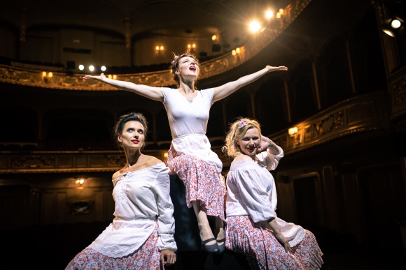 Operowe matki w natarciu BIZNES, Kultura - Matki, żony i? śpiewaczki operowe, czyli Les Femmes, wyjątkowy operowy tercet u progu swojej kariery. Natalia Krajewska-Kitowska, Joanna Sobowiec-Jamioł i Emilia Osowska to trzy niezwykłe kobiety.