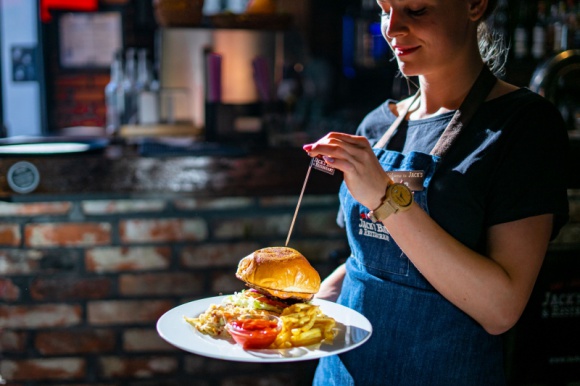 5 CIEKAWOSTEK O AMERYKAŃSKIEJ KUCHNI, KTÓRYCH NIE SŁYSZAŁEŚ BIZNES, Media i PR - Kuchnia amerykańska znana jest na całym świecie jako mieszanka wielu rozmaitych smaków. Znakomicie oddaje charakter i klimat Stanów Zjednoczonych ? kulturowego zbioru ludzi ze wszystkich kontynentów.