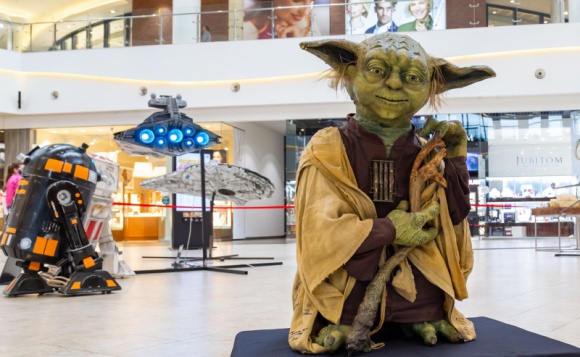 ?Gwiezdna Flota? we Wrocławiu. Zobacz Sokoła Millennium! Film, LIFESTYLE - Mistrz Yoda i R2-D2 już są na miejscu. Przyleciał kultowy statek Hana Solo i myśliwiec Luka Skywalkera. Dotarły także maszyny bojowe i niszczyciele Imperium. Wyjątkowe modele, bo o nich mowa, można podziwiać na nowej wystawie ?Gwiezdna Flota? w Magnolia Park.
