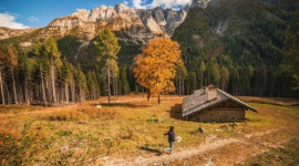 Jesień możliwości w trydenckich Dolomitach BIZNES, Kultura - Jesień to idealny moment na połączenie aktywności pod gołym niebem z kosztowaniem regionalnych dań. We Trentino nie zabraknie okazji do podziwiania gór oraz odkrywania lokalnej kuchni dzięki wydłużonemu funkcjonowaniu schronisk i wyciągów oraz inicjatywie ?I Rifugi del Gusto?.