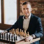 SZACHY W ROLI GŁÓWNEJ, CZYLI ?GAMBIT KRÓLOWEJ? OCZAMI SZACHISTY