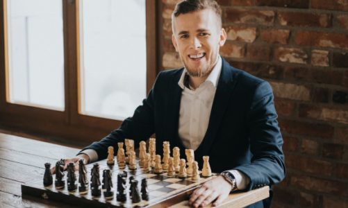 SZACHY W ROLI GŁÓWNEJ, CZYLI ?GAMBIT KRÓLOWEJ? OCZAMI SZACHISTY