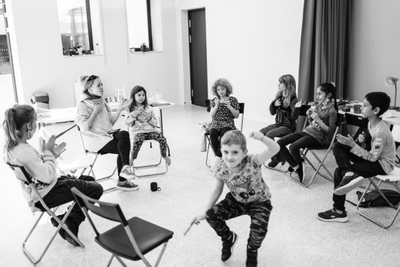 Animacje poklatkowe, wideopamiętniki i przegląd filmowy. Brave Kids online Film, LIFESTYLE - O spektaklach i występach, a nawet zwykłych warsztatach chwilowo nie ma mowy. Organizatorzy Brave Kids znaleźli jednak na to sposób. Już 12 grudnia rozpocznie się kolejny blok bezpłatnego przeglądu filmowego Brave Cinema ? Kids in danger online.