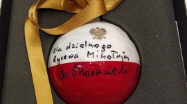 Bombka od Premiera na licytację Gwiazdy, LIFESTYLE - Premier Mateusz Morawiecki pochylił się nad losem chorego dwulatka z Białegostoku i podarował na licytację porcelanową świąteczną bombkę z dedykacją.