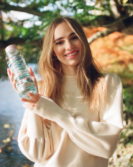Suki Waterhouse współpracuje z Waterdrop Gwiazdy, LIFESTYLE - Brytyjska aktorka i modelka, Suki Waterhouse, we współpracy z marką Waterdrop stworzyła nową butelkę, która swoim designem nawiązuje do działa francuskiego artysty, Claude?a Moneta.