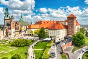 krakow Polacy deklarują, że cenią zabytki. Jednak ponad 60 proc. nie wie, jak reagować, kiedy widzi przestępstwo przeciwko nim