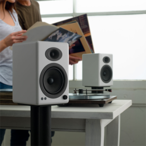 AudioengoneA52 Innowacyjne systemy muzyczne, które współpracują ze wszystkimi urządzeniami i aplikacjami do przesyłania strumieniowego, bez względu na to, jak się łączysz i słuchasz.