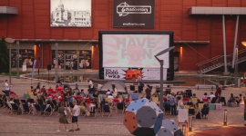 Film, - Port Łódź zaprasza do kina plenerowego. W każdy czwartek wakacji w ramach TME Polówka na Patio odbywać się będą kolejne komediowe seanse.