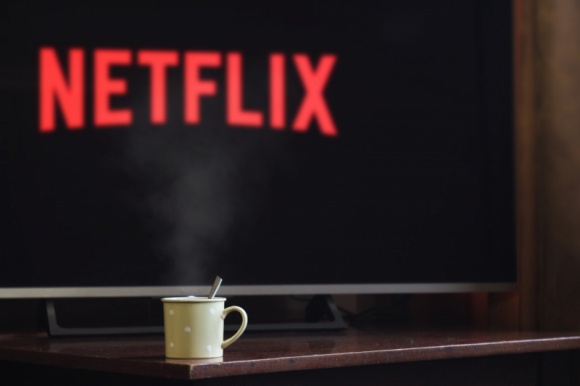 Film, LIFESTYLE - Polski SentiOne przeprowadził analizę popularności serwisów streamingowych i VOD wśród Internautów za 2021 r. Jej wyniki potwierdzają zdecydowaną przewagę Netflixa nad konkurencją. Sporo dyskusji wywołuje również serwis Disney +, mimo że oficjalnie nie jest dostępny w Polsce.